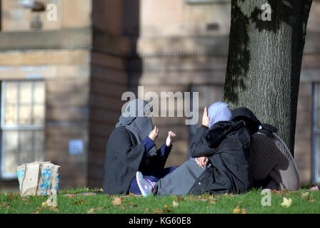 Asiatische Familie Flüchtling gekleidet hijab Schal auf der Straße in der britischen muslimischen moslemischen Stockfoto