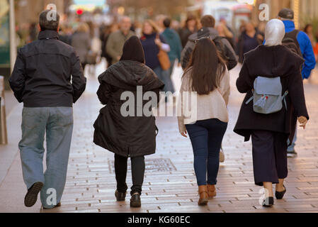 Asiatische Familie Flüchtling gekleidet hijab Schal auf der Straße in der britischen muslimischen moslemischen
