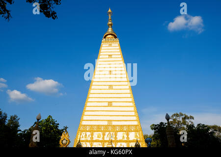 Sri Maha Pho, der 55 m hohen Stupa (oder chedi) im Wat Phrathat Nong Bua Tempels, Ubon Ratchatani, Isaan, Thailand. Stockfoto