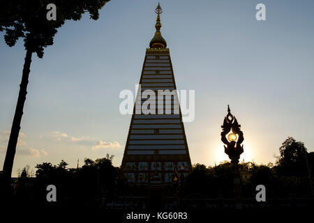 Sri Maha Pho, der 55 m hohen Stupa (oder chedi) im Wat Phrathat Nong Bua Tempels, Ubon Ratchatani, Isaan, Thailand. Stockfoto