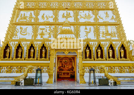 Eingang Ost zum Heiligtum im Chedi (Stupa) oder Pagode in Wat Nong Bua Tempels, Ubon Ratchatani, Isaan, Thailand. Stockfoto