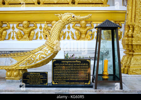 Detail der goldenen Statue und Reliefs am Eingang Ost der chedi (Stupa oder Pagode) Wat Nong Bua Tempels, Ubon Ratchatani, Isaan, Thailand. Stockfoto