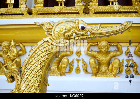 Detail der Golden animal Statue am Eingang Ost der chedi (Stupa oder Pagode), Wat Nong Bua Tempels, Ubon Ratchatani, Isaan, Thailand. Stockfoto