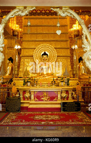 Golden Interieur und Buddha Statuen im Chedi (Stupa) im Wat Nong Bua Tempels, Ubon Ratchatani, Isaan, Thailand. Stockfoto