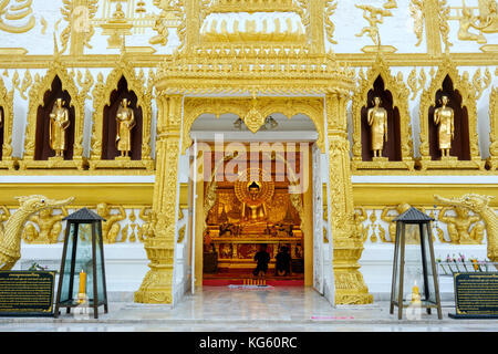 Eingang Ost zu Heiligtum im Chedi (Stupa) oder Pagode in Wat Nong Bua Tempels, Ubon Ratchatani, Isaan, Thailand. Stockfoto