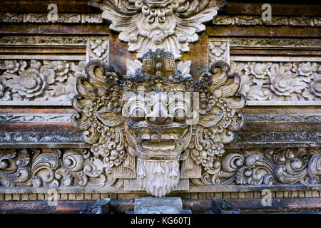 Traditionelle balinesische Steinbildhauerei, die angesichts der "Kala" (Zeit, oder Gott des Todes), Ubud, Bali, Indonesien. Stockfoto