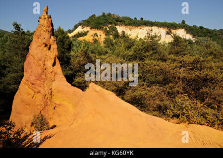 Ockerfelsen und Wald in Colorado Provence, Rustrel, Vaucluse, Frankreich Stockfoto