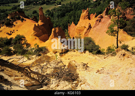 Feenkamine in Colorado Provencal, Rustrel, Vaucluse, Frankreich Stockfoto