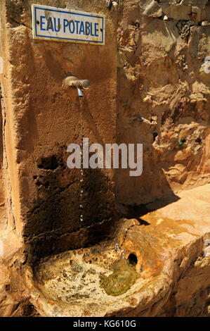 Trinkwasser Brunnen in Roussillon, Provence, Frankreich Stockfoto