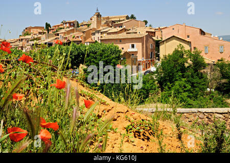 Dorf Roussillon und Mohn, Luberon, Provence, Frankreich Stockfoto