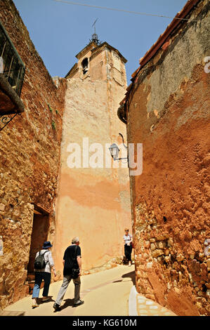 Gasse und Glockenturm in Roussillon, Luberon, Provence, Frankreich Stockfoto