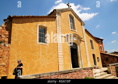 Kirche Saint Michael (Saint Michel) im Dorf Roussillon, Vaucluse, Provence, Frankreich Stockfoto