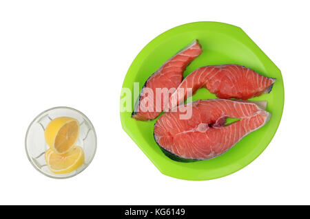 Richtig zu marinieren Steaks von Lachs, müssen Sie zuerst eine Zitrone in Weiß Top View Studio isolierte Schuß Stockfoto