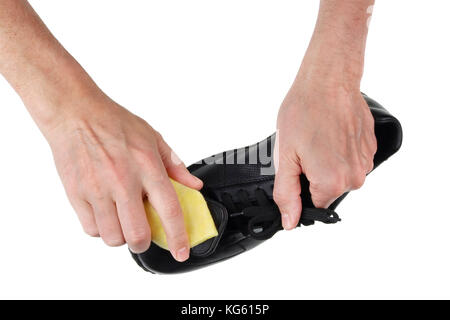 Ein armer Mann selbst reinigt seine schwarze Leder Schuhe in den Morgen vor der Arbeit. isolierte Konzept studio Shot Stockfoto