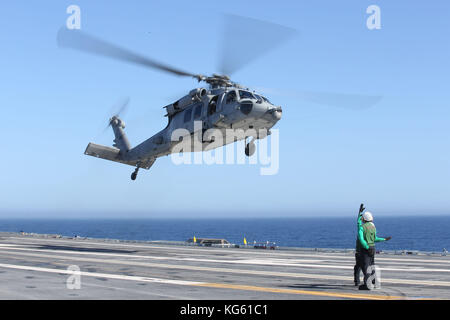 Ein MH-60S Sea Hawk, der "Dragon Wale" von Hubschrauber Meer Combat Squadron (HSC) 28, nimmt der USS-Ger zugeordnet Stockfoto