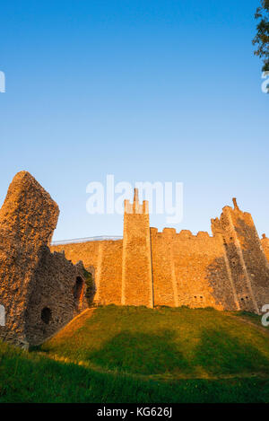 Framlingham Schloss Suffolk, Aussicht bei Sonnenuntergang der großen Ringmauer aus dem 12. Jh. Schloss in Framlingham, Suffolk, Großbritannien. Stockfoto