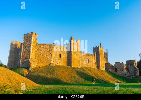 Framlingham Schloss Suffolk, Schloss aus dem 12. Jahrhundert in Framlingham bei Sonnenuntergang aus den umliegenden Park gesehen, Suffolk UK Stockfoto