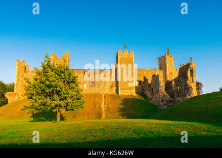 Framlingham Schloss Suffolk, Aussicht bei Sonnenuntergang der Ringmauer der Burg aus dem 12. Jahrhundert in Framlingham, Suffolk, Großbritannien. Stockfoto