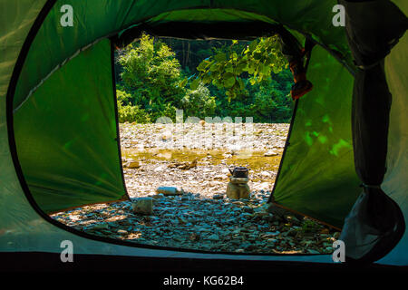 Blick auf den Fluss in der felsigen Schlucht von Zelt der Tourist Camp in sonnigen Sommertag gesehen Stockfoto