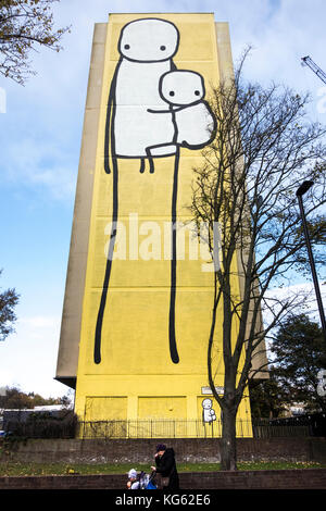 Der Stik 125 ft 'Großen Mutter' Zeichnung Wandbild auf Charles Hocking Haus in Acton, London, UK. Stockfoto