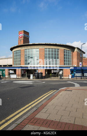 Die Außenseite des Charles Holdens Chiswick Park Station, West London, UK. Stockfoto