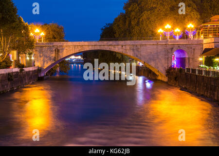 Nacht Blick auf das beleuchtete rivyerskiy Brücke und Sotschi Fluss mit Leuchten in sein Wasser, Sochi, Russland Stockfoto