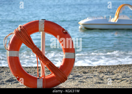 Rettungsschwimmer und Tretboot auf dem Meer an einem typischen Sommertag Stockfoto