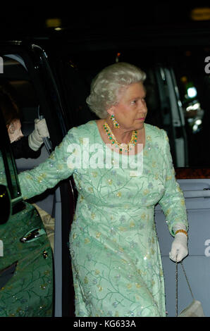 Her Majesty The Queen nimmt an einer Londoner Filmpremiere Teil England UK 2004 Stockfoto