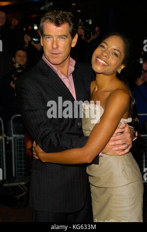 Schauspieler Pierce Brosnan, James Bond 007 und Schauspielerin Naomie Harris Miss Moneypennny ein London Film Premiere, London England UK 2004 teilnehmen Stockfoto