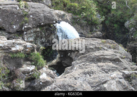 Wildwasser zwischen einigen Felsen an der Fairy Pools, Isle of Skye Stockfoto