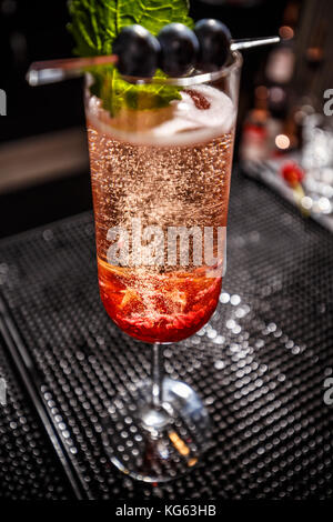 Fancy Champagne Cocktail mit Rose jam Stockfoto