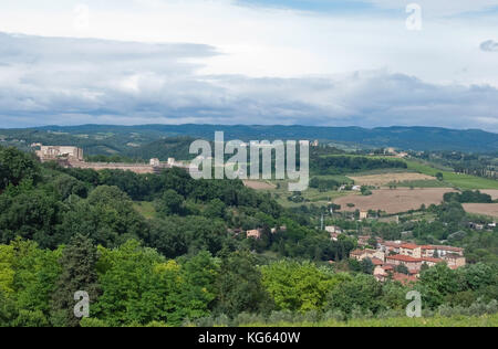 Toskana. Italien. Eine Landschaft, die Aussicht auf die toskanische Landschaft an einem bewölkten Tag Stockfoto