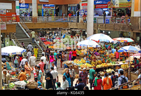 Kunden und Lieferanten den Handel in den täglichen Markt für Obst und Gemüse bei panjim, Goa, Indien. Für die redaktionelle Nutzung Stockfoto