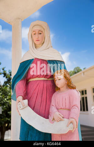 Die Seychellen, Praslin, Baie St. Anne, St Anne's Katholische Kirche, Statue der Heiligen Anna, der Mutter Marias Stockfoto