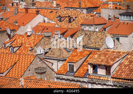 Zoomen Sie auf das Flickenteppich aus hellen Terrakottadächern in der Altstadt von Dubrovnik. Fensterläden und Satellitenschüsseln sorgen für eine moderne Sicht. Kroatien Stockfoto