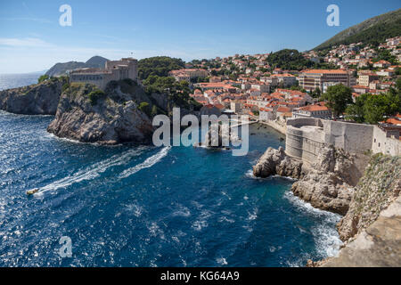 Mit Blick nach Westen über die zerhackenden Meere zum Fort von St. Lawrence, das auf einer Halbinsel erbaut wurde. Bild von Dubrovnik's alten Stadtmauern, Kroatien Stockfoto