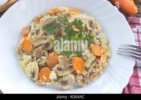 Risotto mit Pilzen und Gemüse in die Platte auf dem Tisch Stockfoto