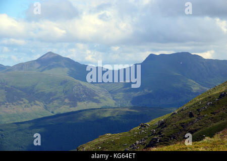 Die munros Ben vorlich & stuc ein 'chroin aus nahe dem Gipfel des schottischen Berge Corbett meall Eine t-seallaidh, Scottish Highlands. Stockfoto