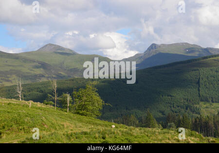 Die munros Ben vorlich & stuc ein 'chroin von Glen kendrum auf dem Weg zur schottischen Berge Corbett meall Eine t-seallaidh, Scottish Highlands. Stockfoto