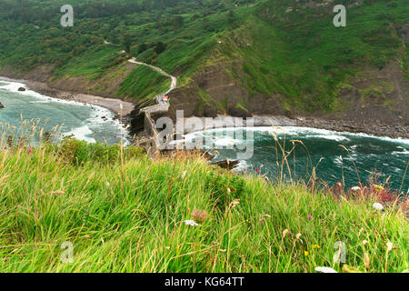 Blick auf die Küste von Kapelle doniene gaztelugatxeko. eine Kapelle doniene gaztelugatxeko (San Juan - gastelugache) im Baskenland, Nordspanien Stockfoto