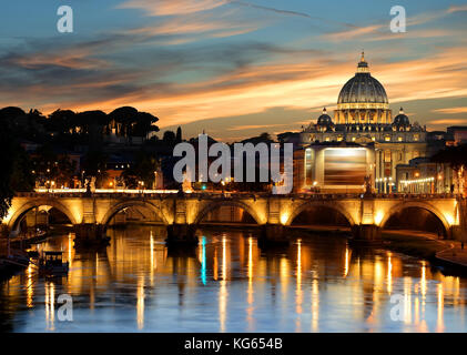 Architektur des Vatikan. Blick auf st. Peter Basilika und Brücke von Saint Angelo, Italien Stockfoto