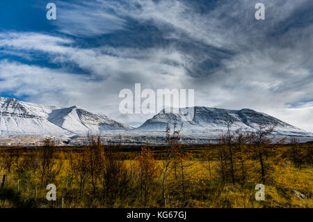 Winter in den Bergen. Weihnachten Landschaft an einem sonnigen Morgen. Stockfoto