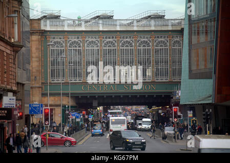 Hauptbahnhof highlanders Regenschirm Argyle Street Glasgow Verkehr und Fußgänger Stockfoto