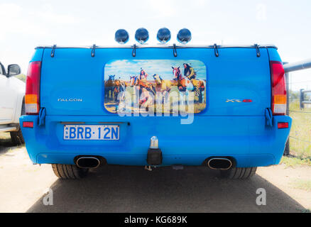 Australische Ford Falcon Utility pickup BA XR 8 Chef 260 5,4 Liter-V8. 2002-2005 mit Kunst arbeiten der gebürtigen Amerikaner malte auf der Heckklappe. Stockfoto