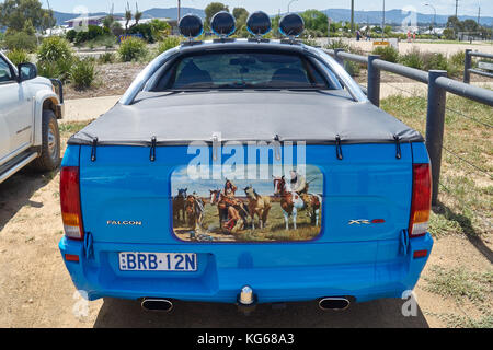 Australische Ford Falcon Utility pickup BA XR 8 Chef 260 5,4 Liter-V8. 2002-2005 mit Kunst arbeiten der gebürtigen Amerikaner malte auf der Heckklappe. Stockfoto