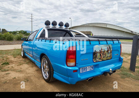 Australische Ford Falcon Utility pickup BA XR 8 Chef 260 5,4 Liter-V8. 2002-2005 mit Kunst arbeiten der gebürtigen Amerikaner malte auf der Heckklappe. Stockfoto