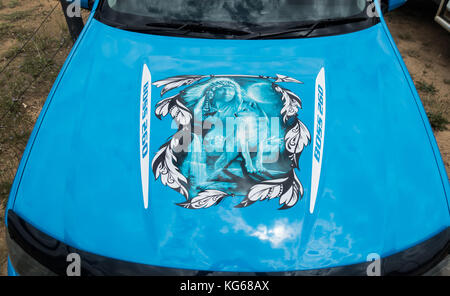 Motorhaube Motorhaube eines australischen Ford Falcon Utility pickup BA XR 8 Chef 260 5,4 Liter-V8. 2002-2005 mit Kunst arbeiten, einer gebürtigen amerikanischen Chief mit Wolf. Stockfoto