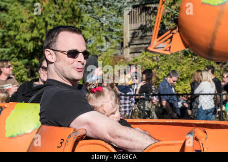 Mike, Lily auf ein Karneval Fahrt am Remlinger Farmen, Nelke, Washington, USA Stockfoto