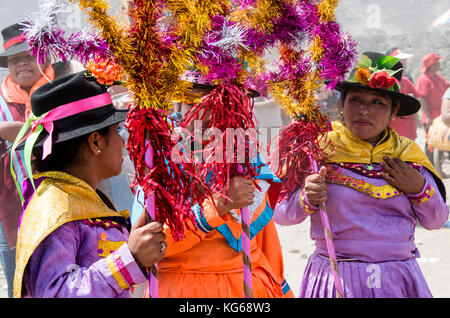 Anden die Tänzer und Musiker in Ayacucho. Peru. Stockfoto