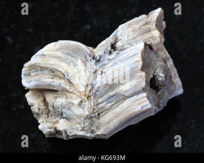 Makroaufnahmen von natürlichen Mineralgestein Muster - raw Baryt Stein auf dunklem Granit Hintergrund von Irkutsk Region, Russland Stockfoto